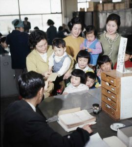 児童手当　10月から 高校生年代まで支給へ 所得制限を撤廃　第3子以降は月3万円