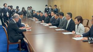 「物価高騰対策に向けた緊急要望書」を山中竹春市長へ提出